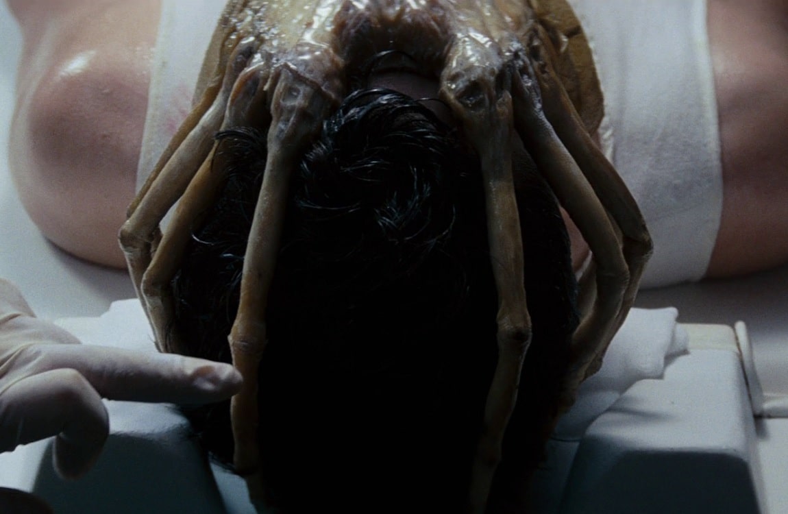 Facehugger on Kane's face being removed