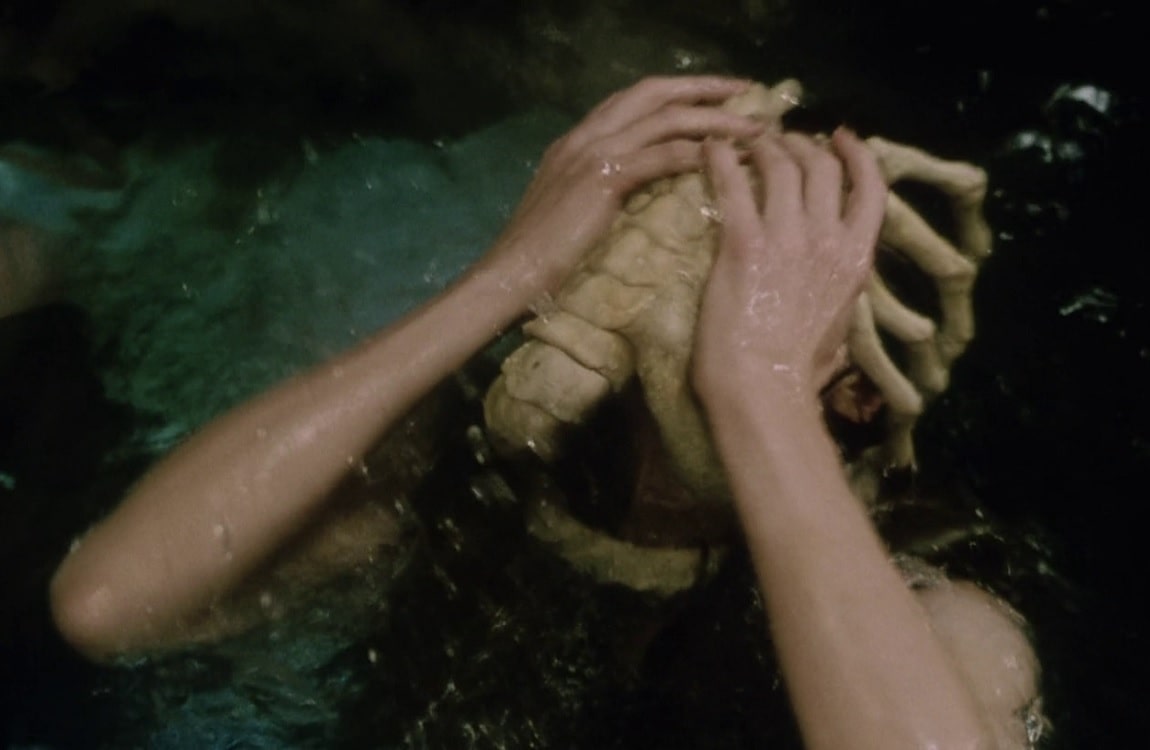 Ripley 8 struggling with a facehugger in Alien: Resurrection