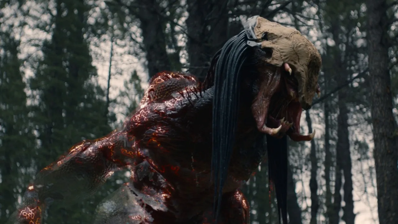 The Feral Predator decloaks and roars while fighting Comanche warriors in Prey (2022)