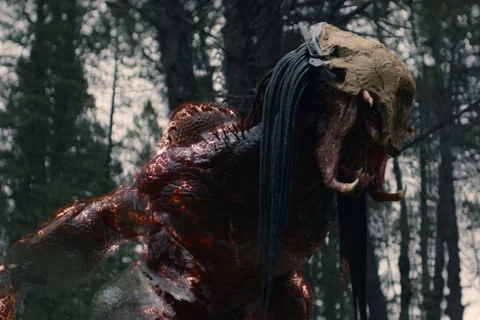 The Feral Predator decloaks and roars while fighting Comanche warriors in Prey (2022)