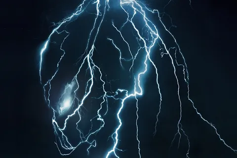 A cloaked Yautja in heavy rain with lightning behind the mesh