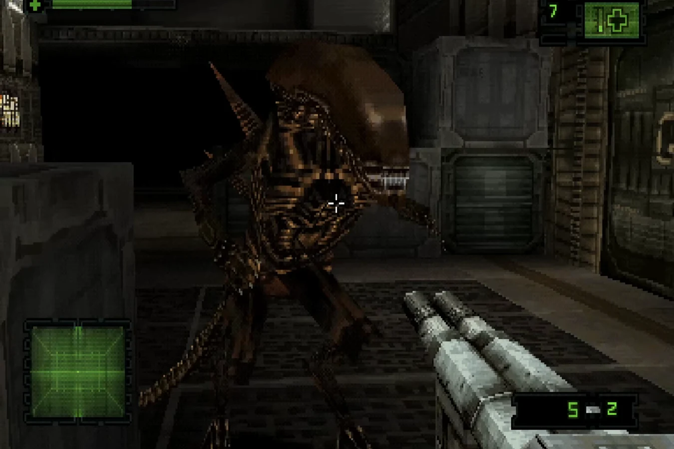 A cloned Xenomorph Warrior in a corridor of the Alien: Resurrection PlayStation game