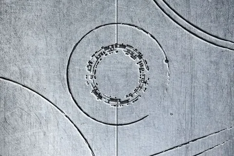 Alien: Covenant David's Drawings cover, a metal plate with a circular Engineer motif