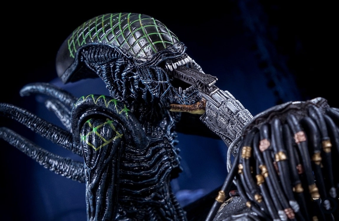 Grid Alien figure by NECA