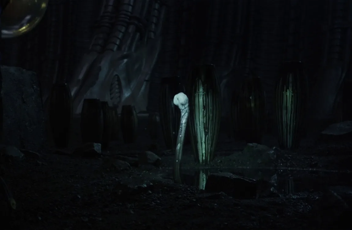 The Hammerpede between the urns in Prometheus