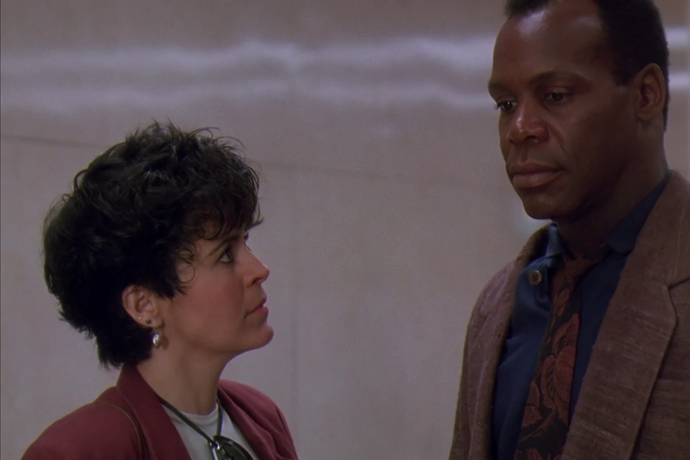 Detective Leona Cantrell talks with Lieutenant Mike Harrigan in Predator 2