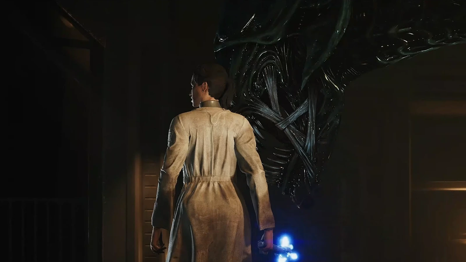 Dr. Lily Pearce standing in front of a Xenomorph Queen in Aliens Fireteam Elite 2
