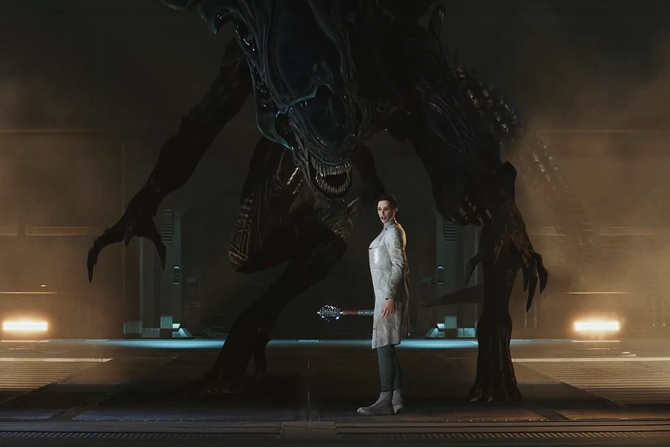 Dr. Lily Pearce standing in front of a Xenomorph Queen while trying to control the hive in Aliens Fireteam Elite 2