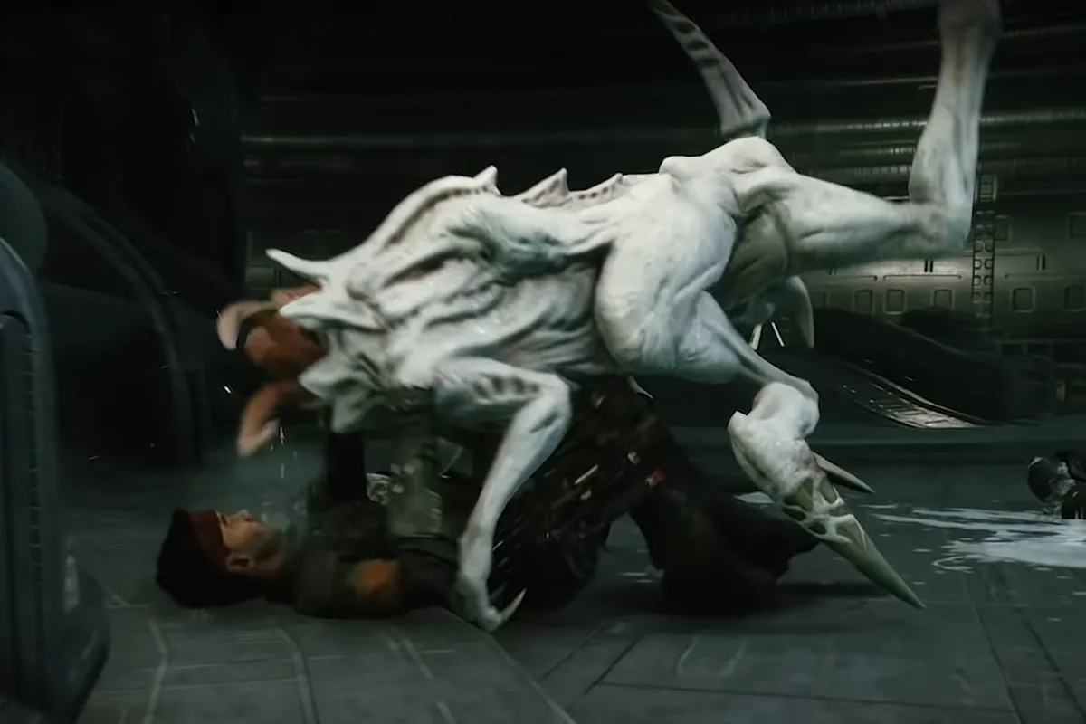 A Pathogen Stalker pinning a Colonial Marine in Aliens: Fireteam Elite