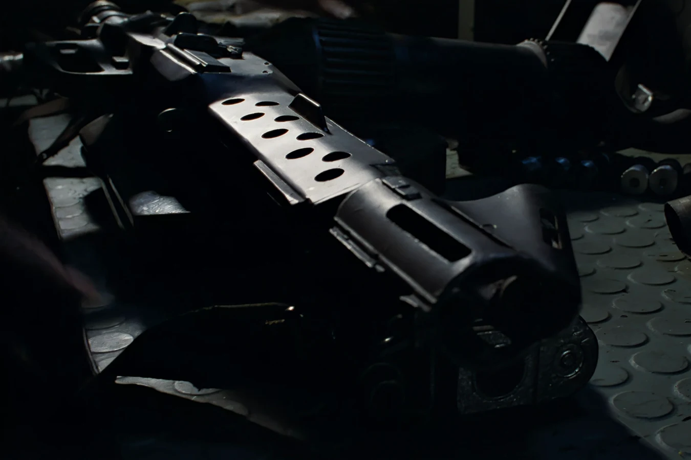 M240 Incinerator Unit lying on a Sulaco-style metal deck, showing the vented barrel shroud and muzzle
