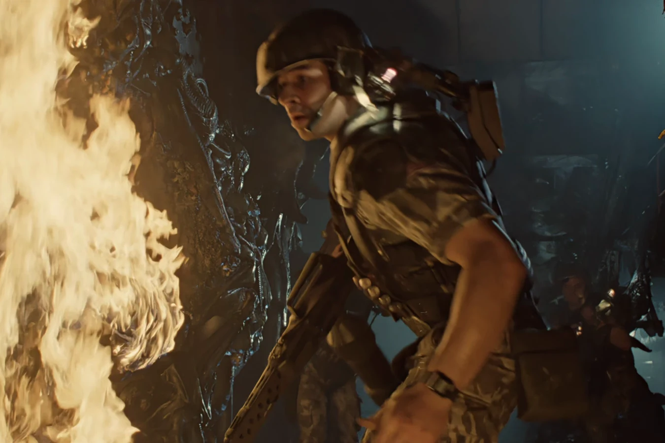 Private Wierzbowski holding an M240 flamethrower in the Hadley's Hope hive as flame lights the corridor