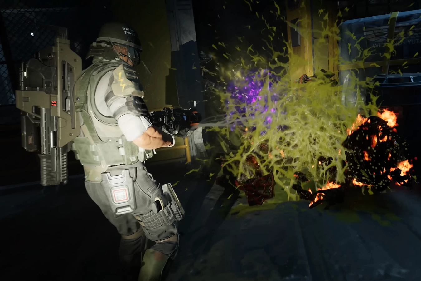 Machinist melting a Xenomorph with energy fire and acid splash