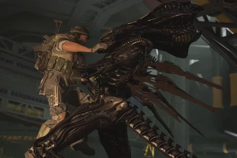 Machinist class Marine grappling a Praetorian in Aliens Fireteam Elite 2