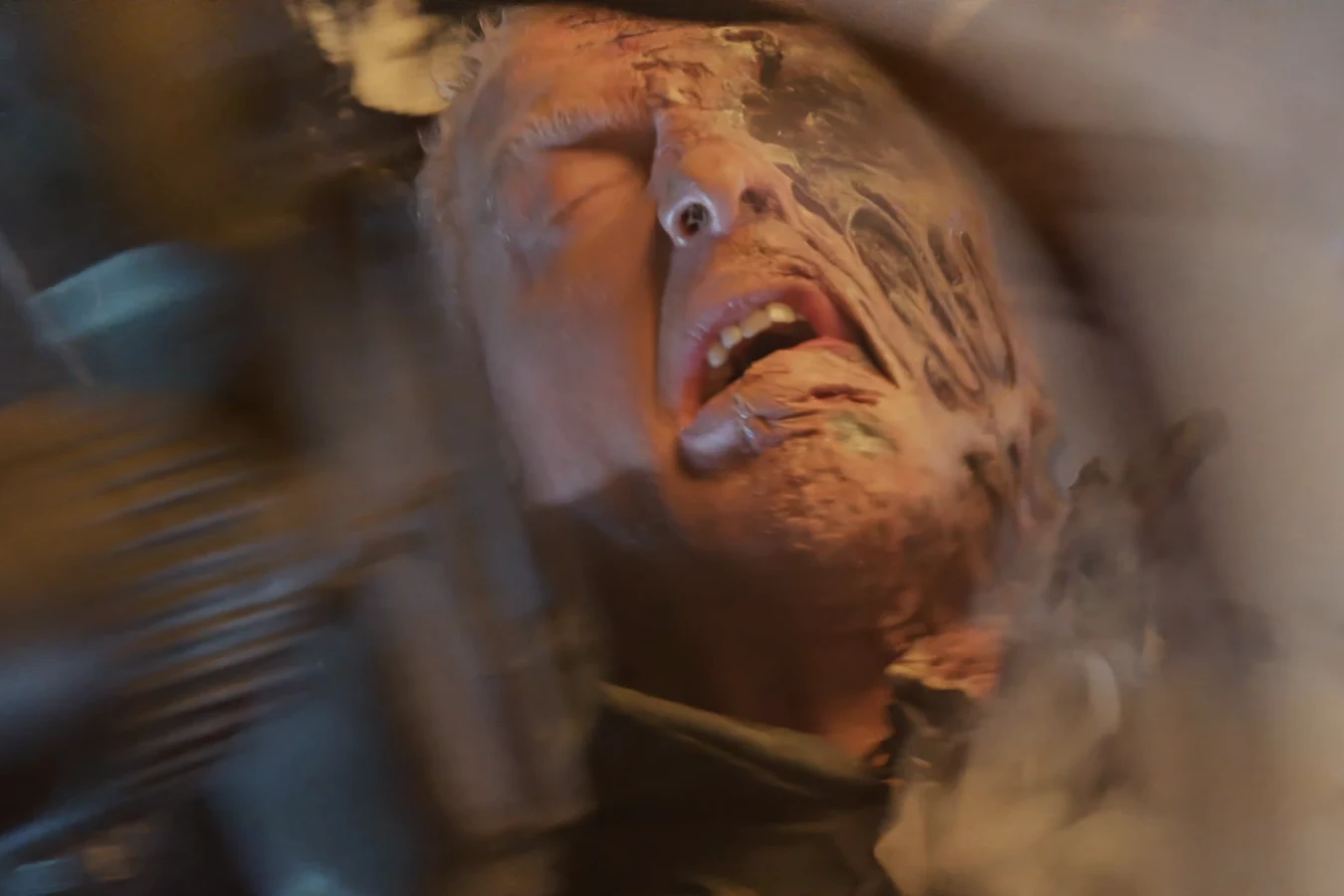 Drake burned by Xenomorph acid during the hive retreat in Aliens