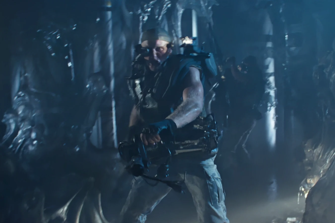 Drake firing the M56 smartgun in the Hadley's Hope hive in Aliens