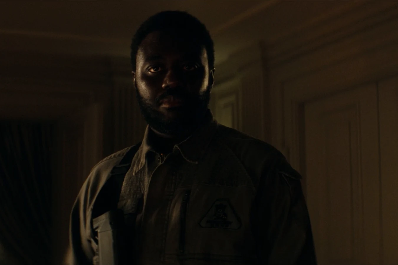 Morrow standing in a darkened room of the crashed tower while hunting the Xenomorph in Alien: Earth