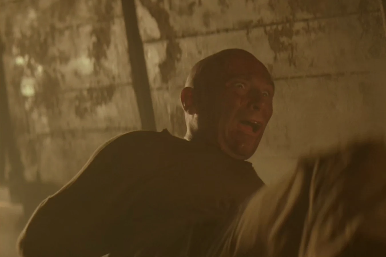 Morse running a foundry corridor during the bait-and-chase in Alien 3