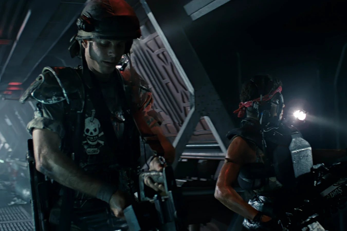 Hudson reading an M314 motion tracker while Vasquez covers the corridor with a smartgun