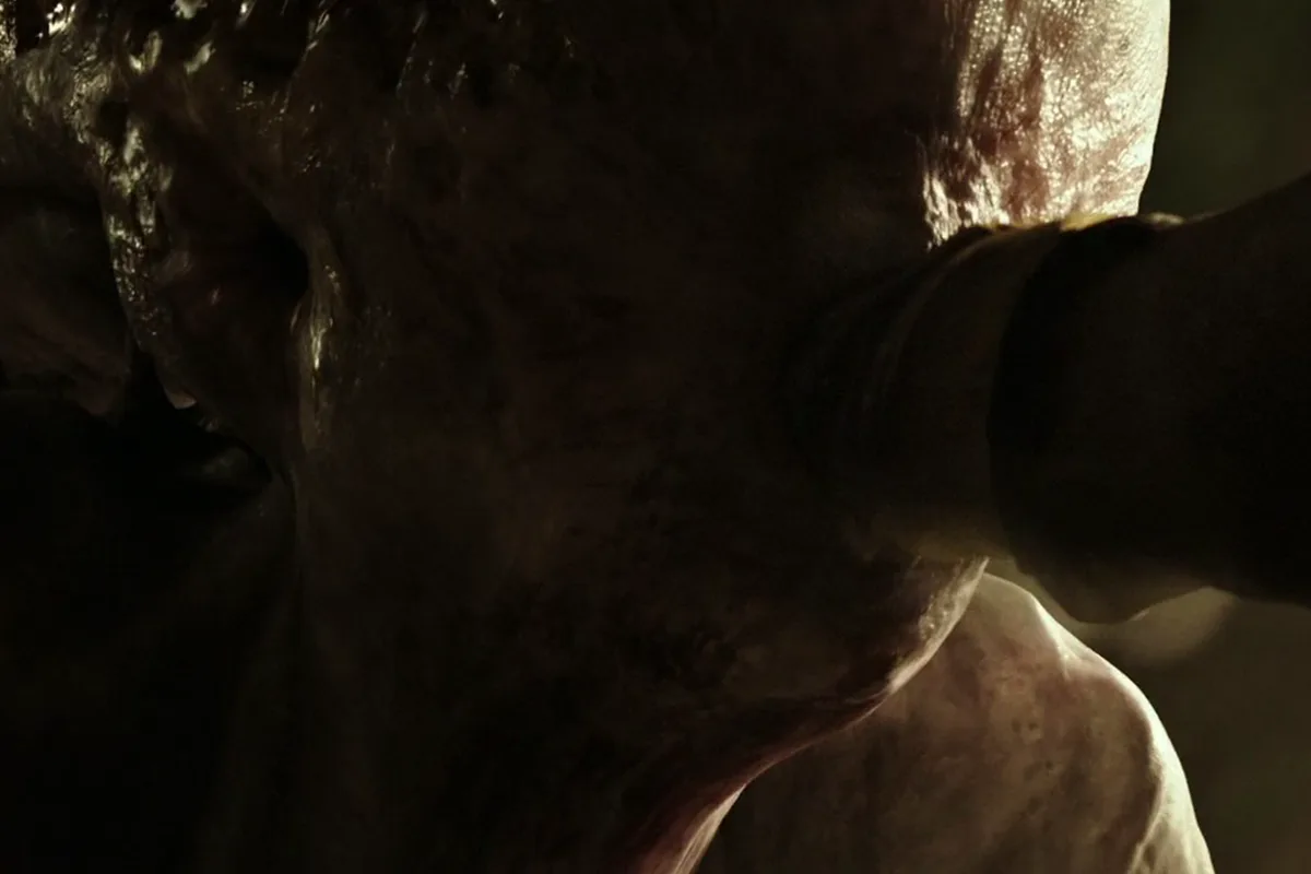 The Neomorph biting Walter's arm in Alien: Covenant