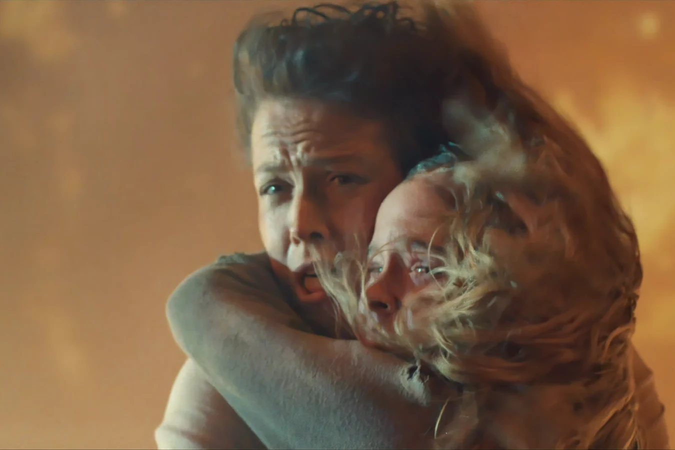 Ripley holding Newt as they escape the atmosphere processor in Aliens