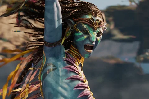 Neytiri with a bow among the Omatikaya in Avatar