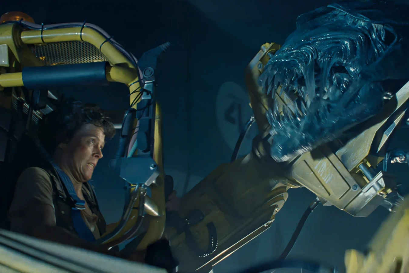 Ellen Ripley in a P-5000 Power Loader clamping the Alien Queen's jaws in the Sulaco cargo bay