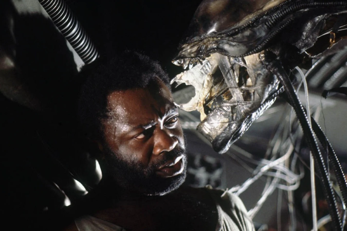 Yaphet Kotto as Parker beside the alien head on the Alien set