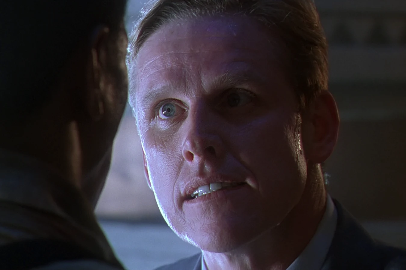 Peter Keyes in close-up in Predator 2