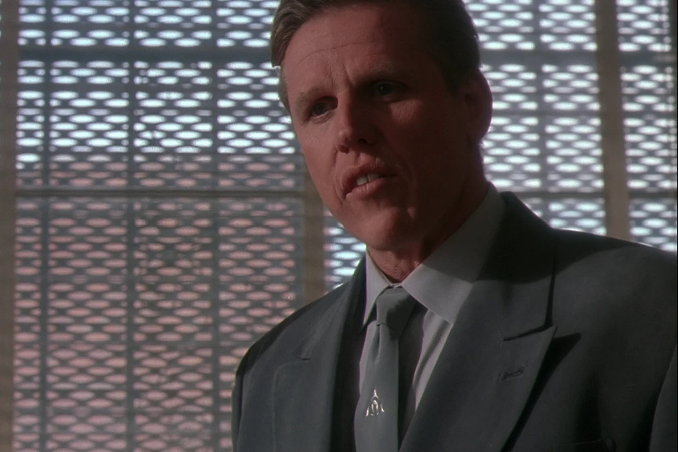 Peter Keyes in a suit in Lieutenant Harrigan's office in Predator 2
