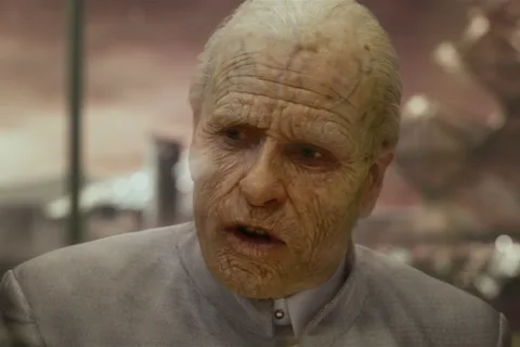 Elderly Peter Weyland speaks in the holographic briefing aboard the Prometheus
