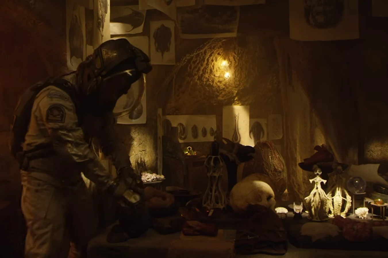 A Weyland-Yutani explorer in David's laboratory in Last Signs of Life