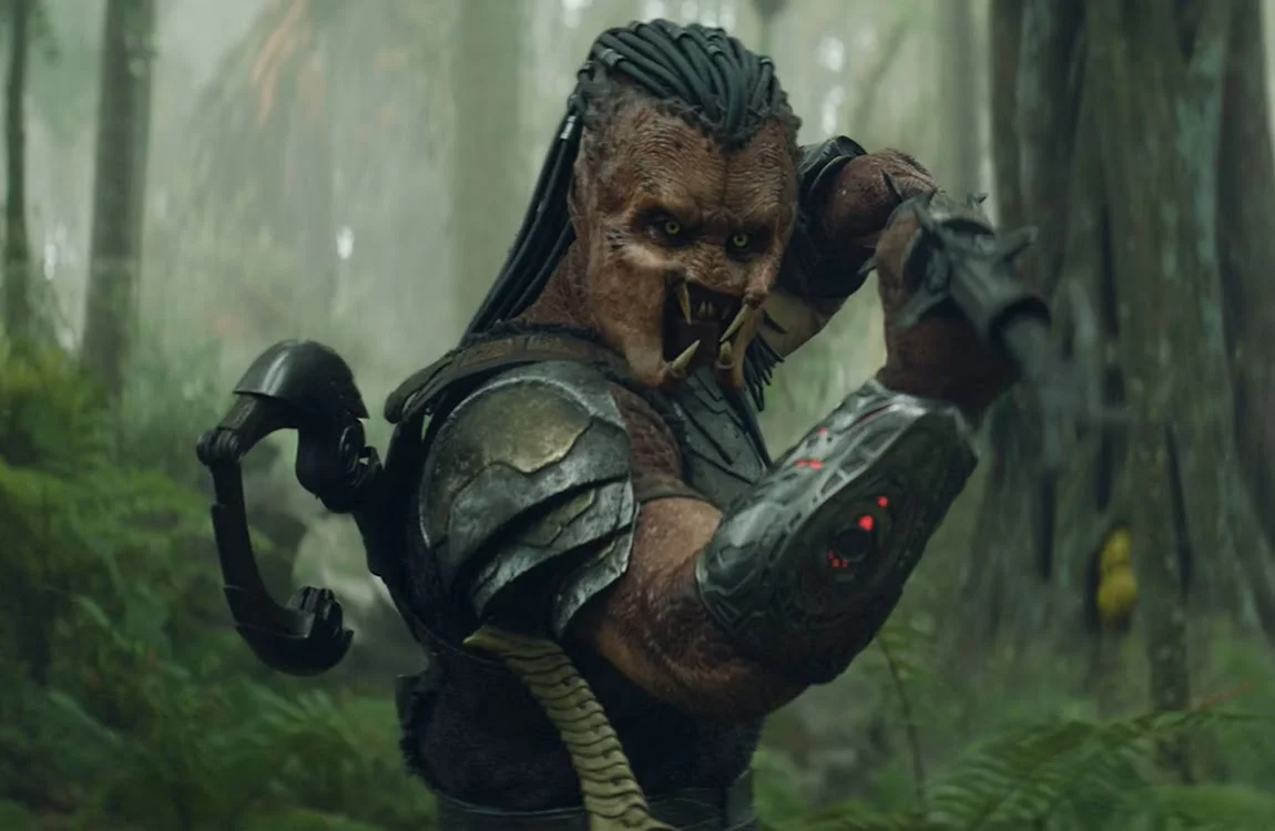 Dek holding a spear in Predator: Badlands