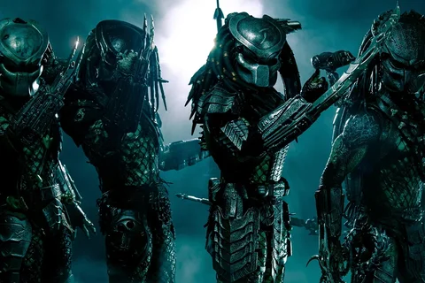 A group of Predators consisting of members from multiple Yautja clans. Image by Moz Toy Photography.