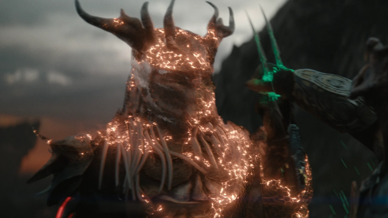 Njohrr Predator using his cloak from Predator: Badlands