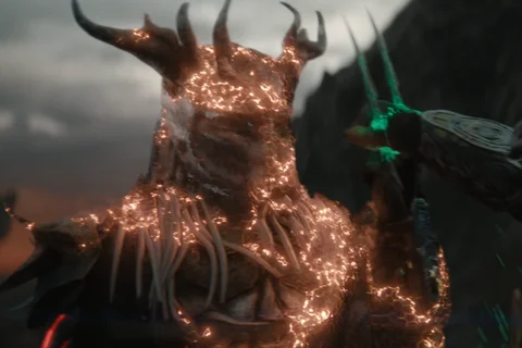 Njohrr Predator using his cloak from Predator: Badlands