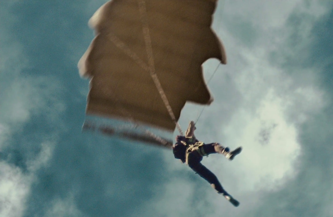 Royce using the Yautja parachute in Predators