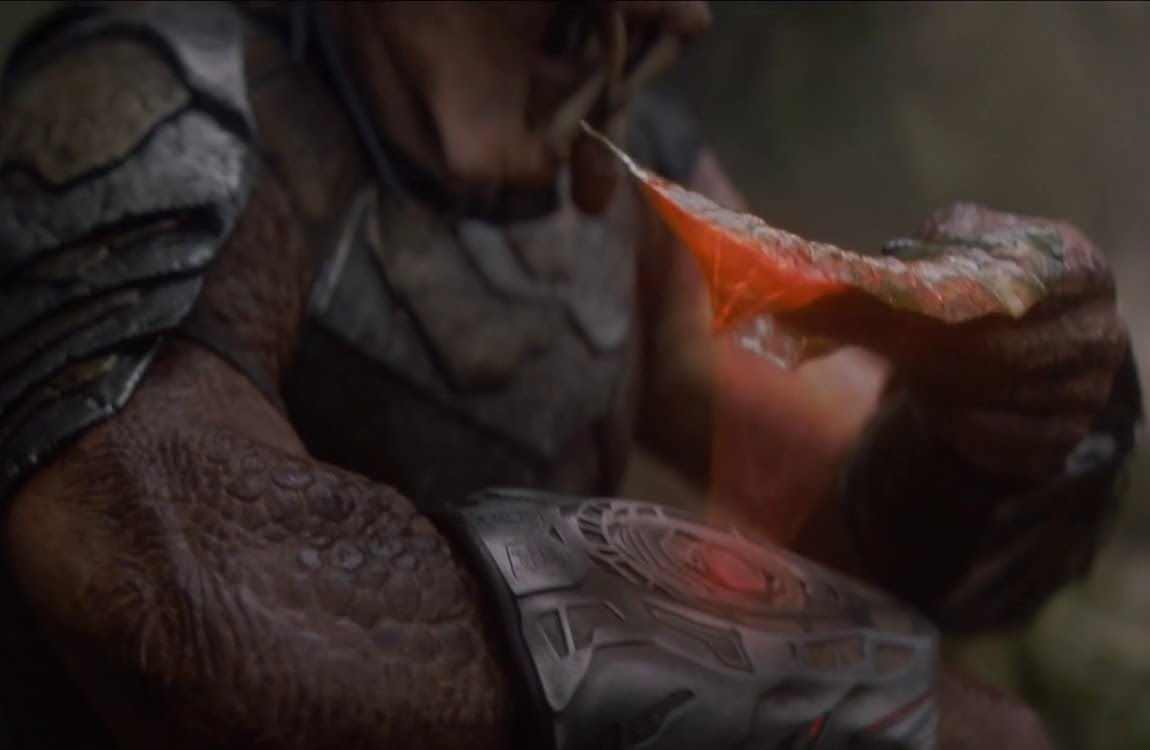 Dek Predator using leaves to heal in Predator: Badlands