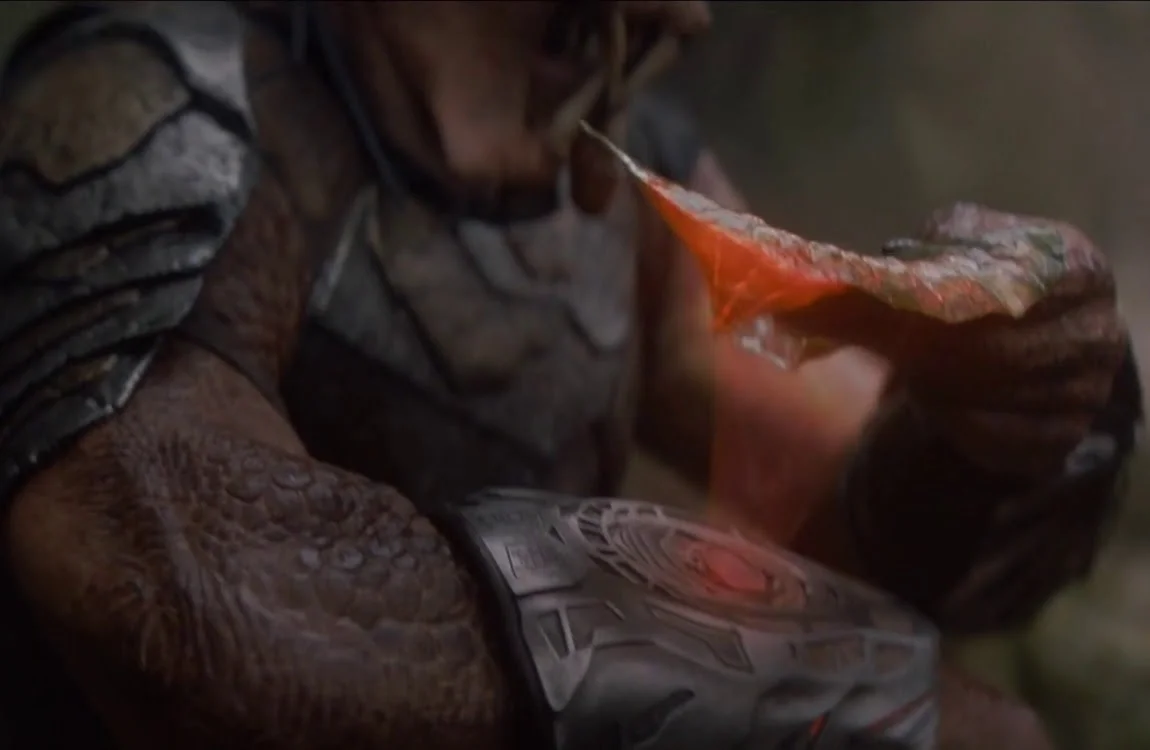 Dek Predator using leaves to heal in Predator: Badlands