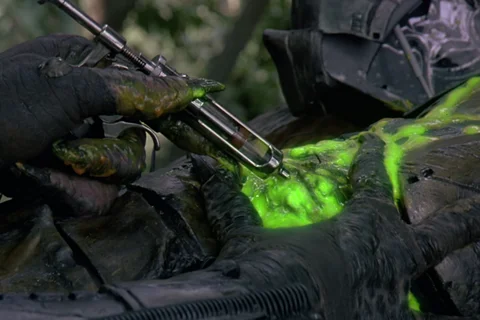 The Jungle Hunter healing himself with the Medicomp in Predator