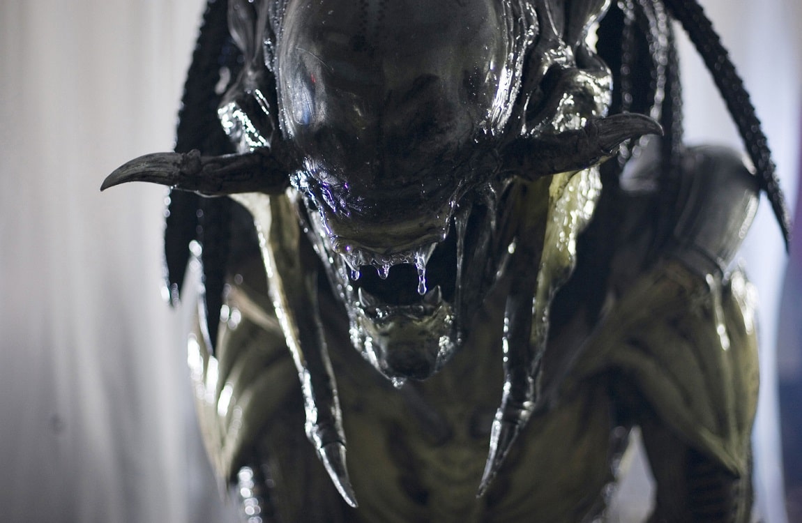 The Predalien with mandibles open