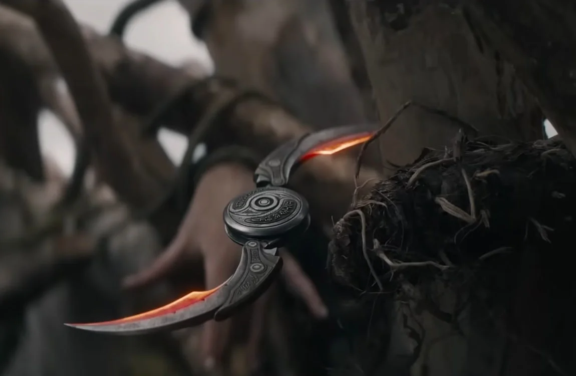 The Two-bladed shuriken from Predator: Badlands