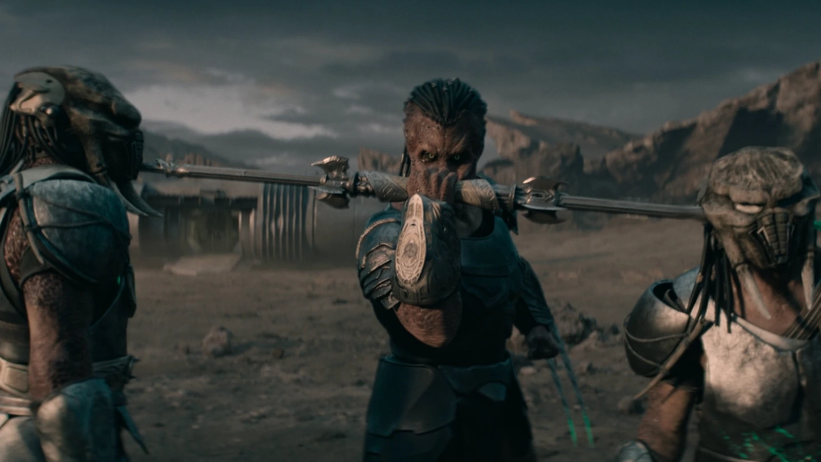 Dek Predator fighting Njohrr's guards in Predator: Badlands