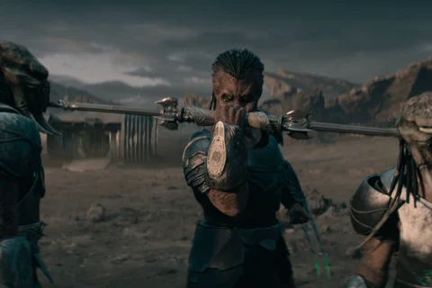 Dek Predator fighting Njohrr's guards in Predator: Badlands