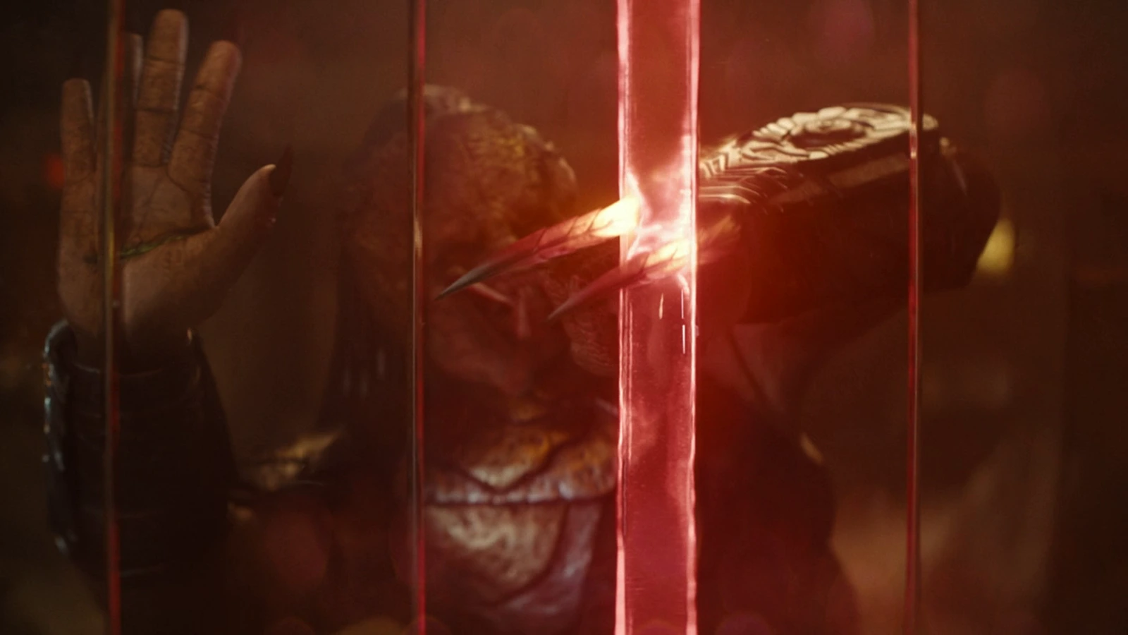 Dek Predator using glass shard wristblades in Predator: Badlands