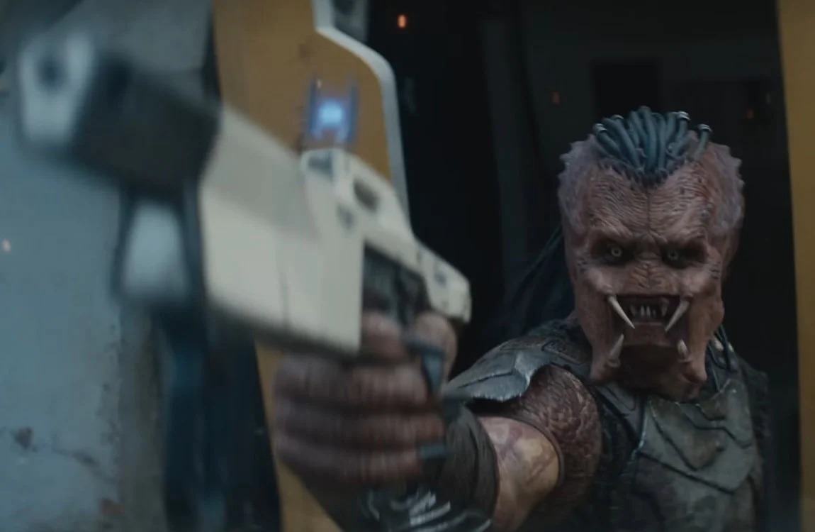 Dek Predator using a Pulse Rifle in Predator: Badlands