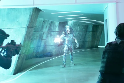 Fugitive Predator shooting a human weapon in The Predator