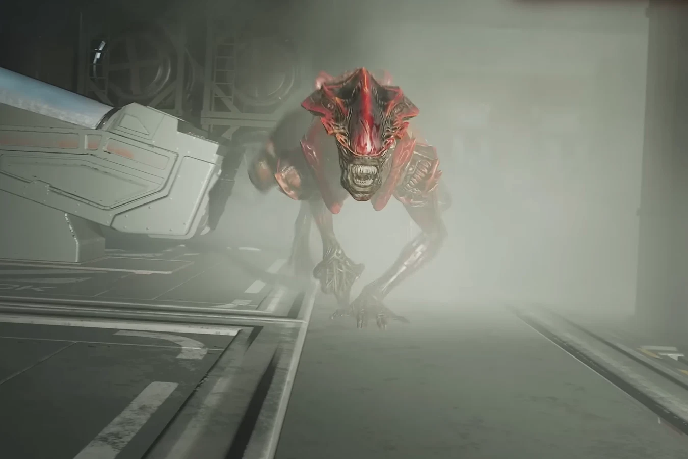 Prowler Xenomorph charging through fog in an industrial corridor in Aliens: Fireteam Elite