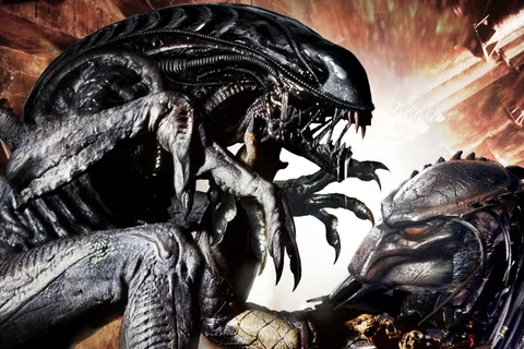 A Xenomorph and a Yautja fight at close range during the Rage War