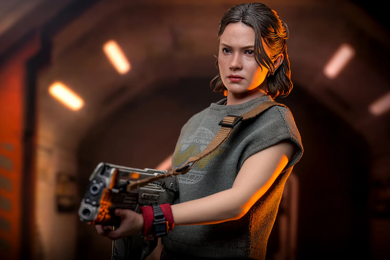 Hot Toys MMS793 Rain Carradine figure holding a pulse rifle
