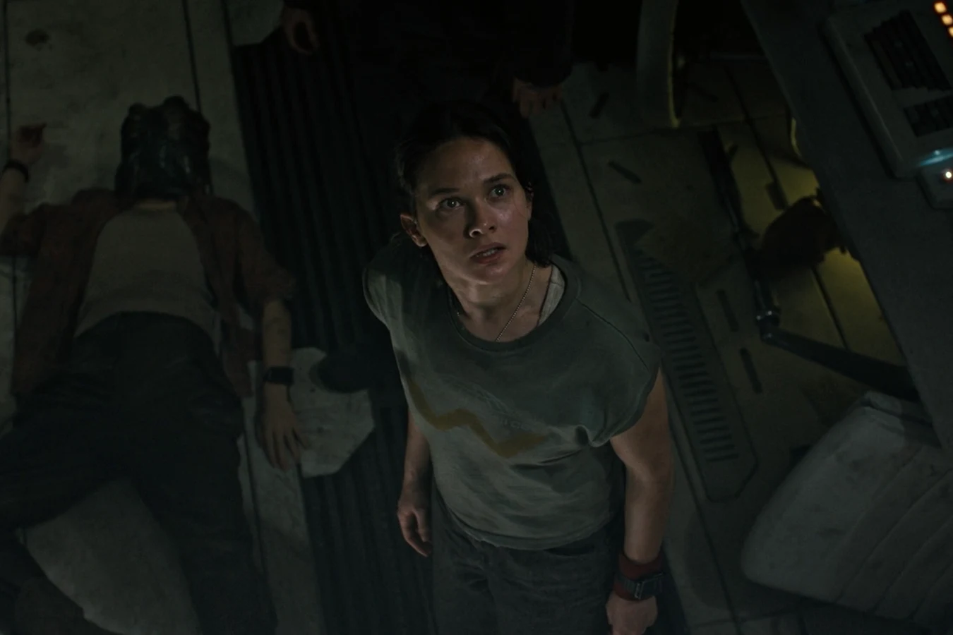 Rain Carradine stands over Navarro after the Facehugger attack